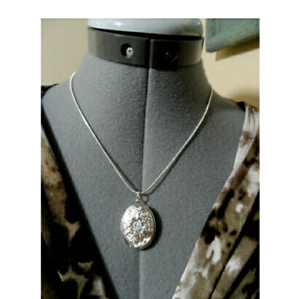 New Floral Engraved LOCKET Necklace Set Silver - Picture 2 of 4